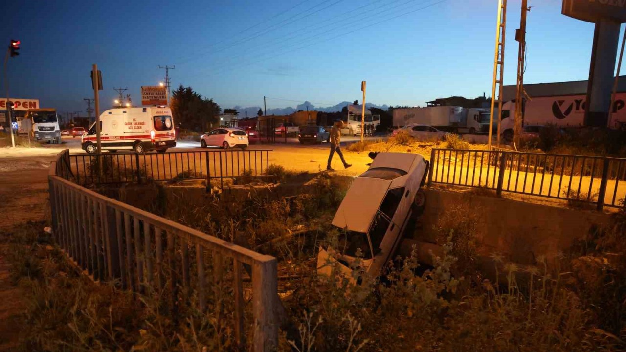 Antakya’da Tofaş otomobil su kanalına uçtu: 1 yaralı