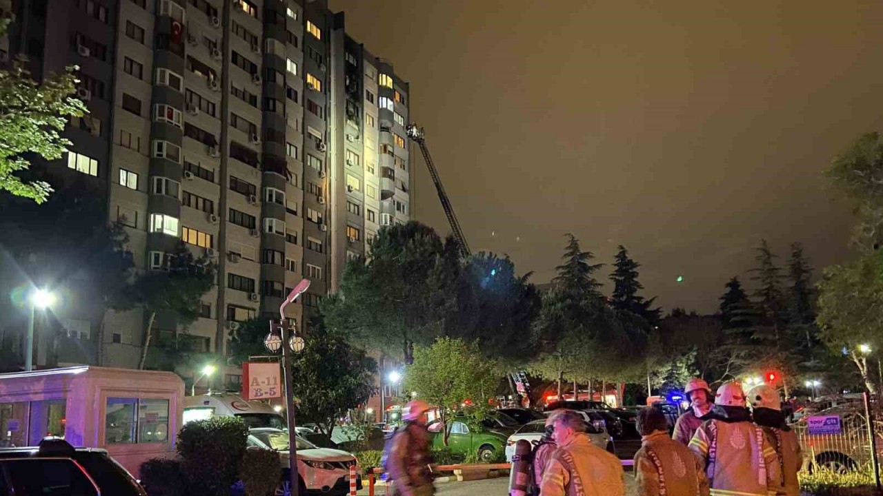Bakırk&ouml;y&rsquo;de 15 katlı binada korkutan yangın