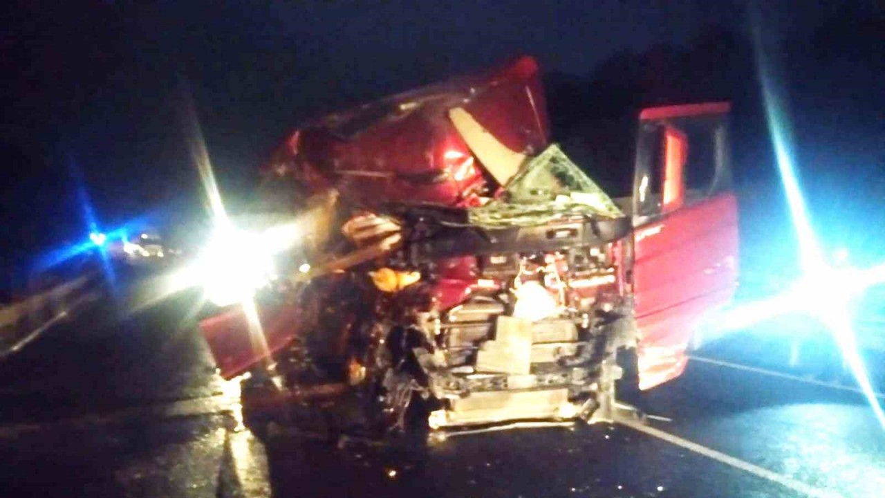 Boz&uuml;y&uuml;k&rsquo;te s&uuml;t y&uuml;kl&uuml; tanker ile tır &ccedil;arpıştı: 3 yaralı