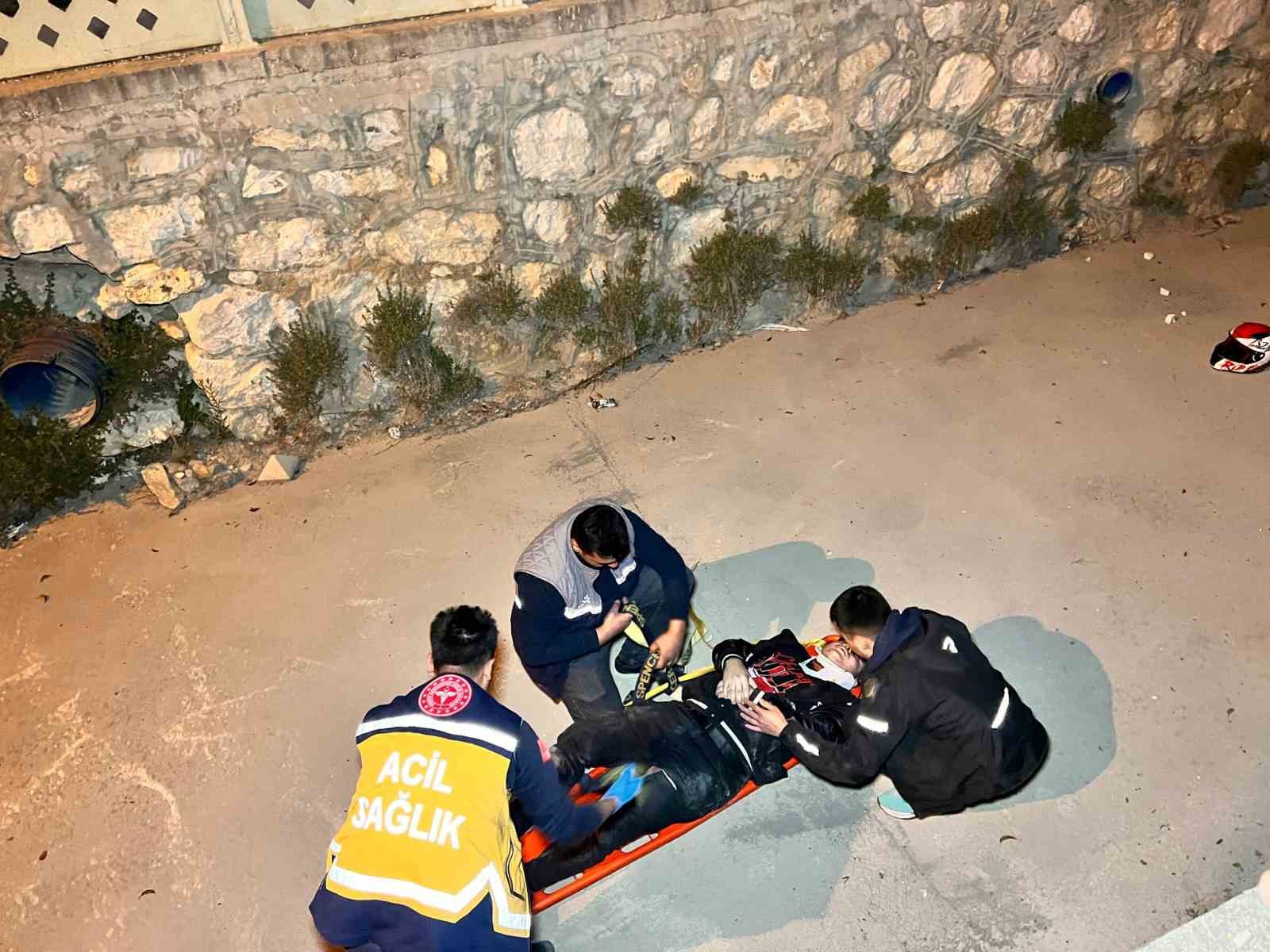 Burdur&rsquo;da virajı alamayan motosikletli dereye u&ccedil;arak yaralandı