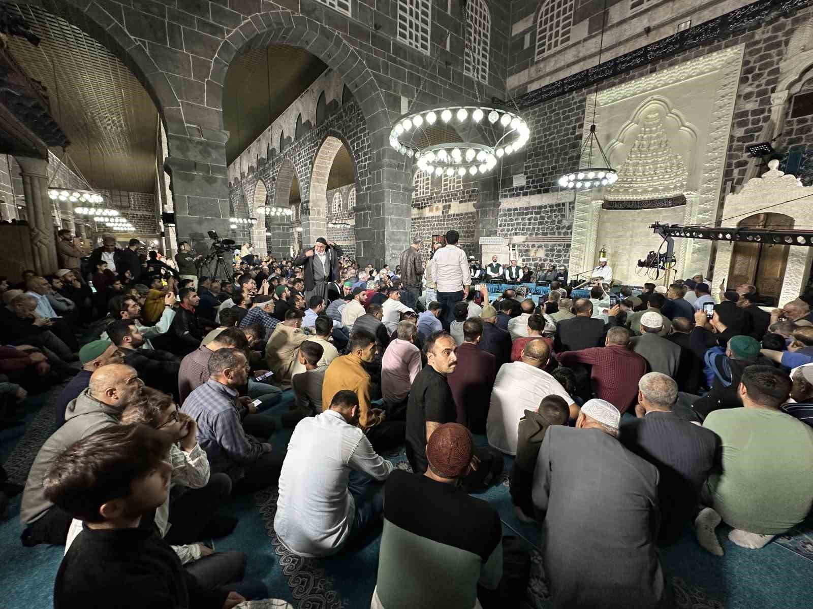 Diyarbakır’da Kadir Gecesi’nde Cami Cemaatine Kur’an I Kerim Dağıtıldı