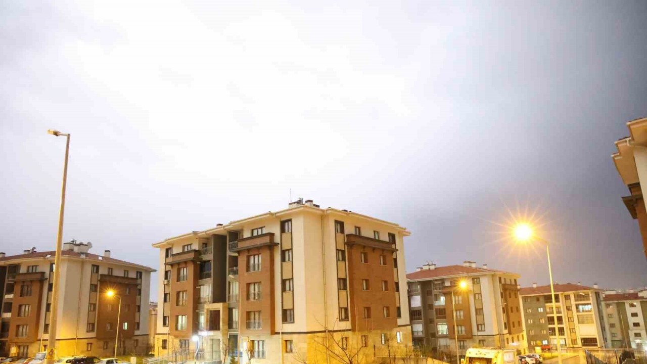 Elazığ’da şimşekler geceyi gündüze çevirdi