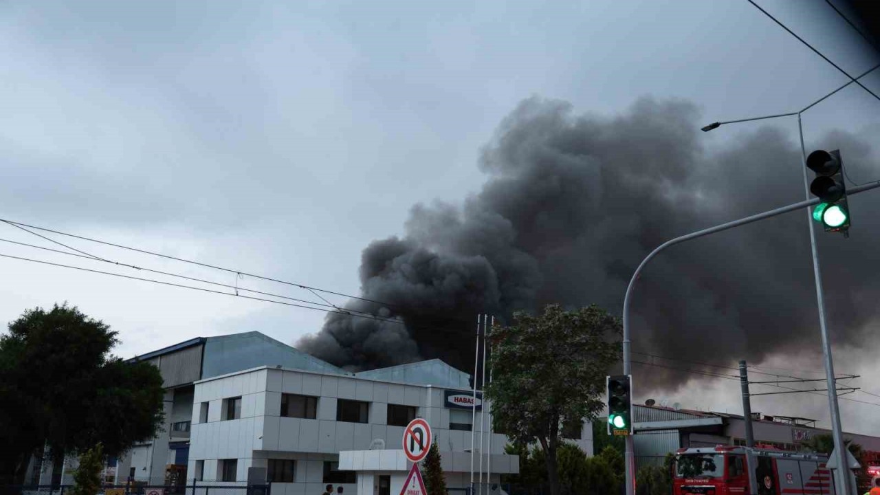 İzmir&rsquo;de iki ayrı fabrikada &ccedil;ıkan yangına m&uuml;dahale ediliyor
