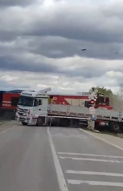 Hemzemin ge&ccedil;itte mahsur kalan tıra tren &ccedil;arptı... Feci kaza kamerada