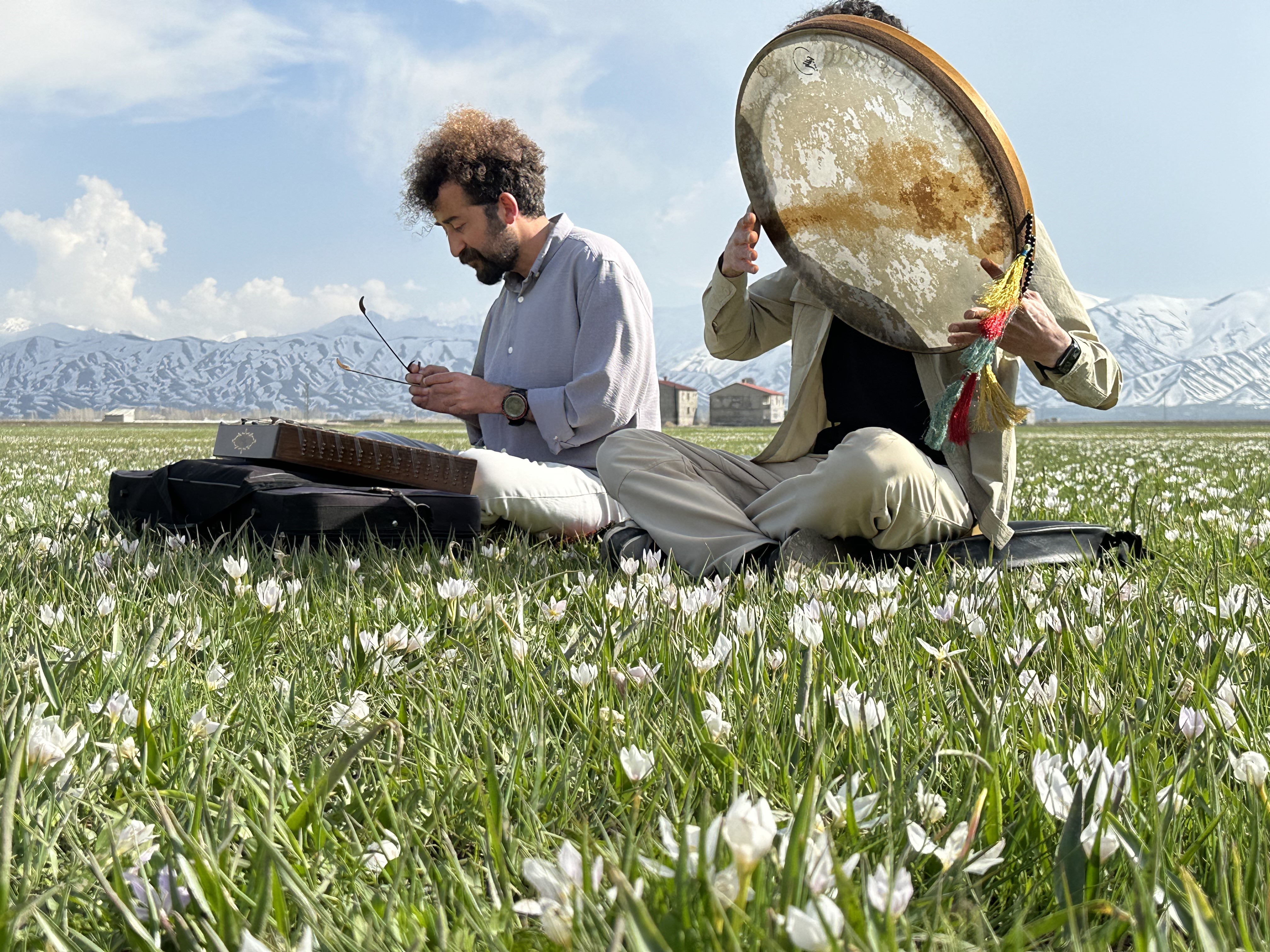 İsviçre’yi andıran manzarada santur keyfi