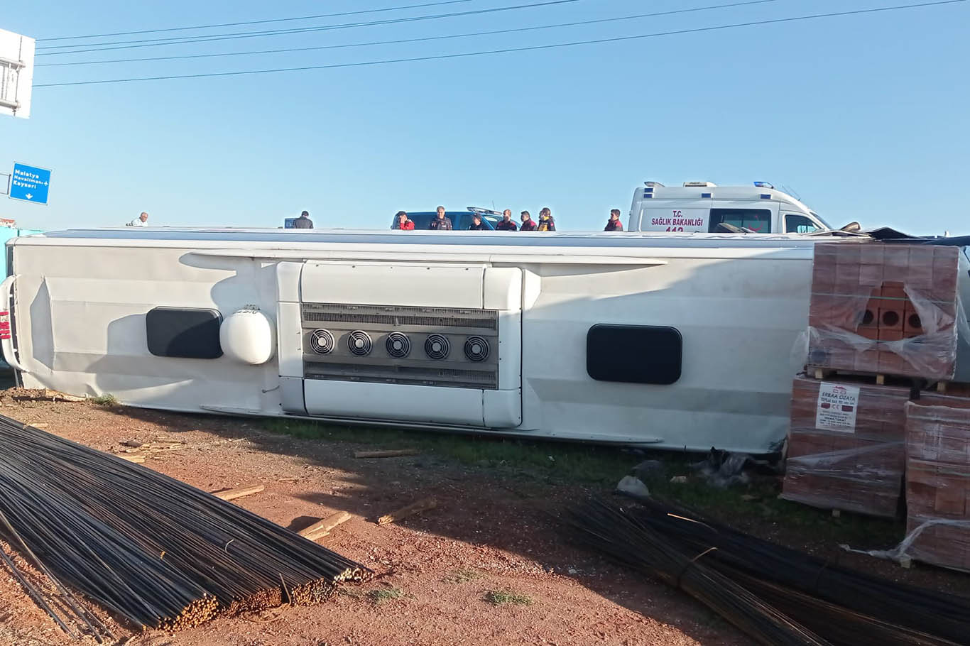 Malatya&rsquo;da yolcu otob&uuml;s&uuml; devrildi: 19 yaralı