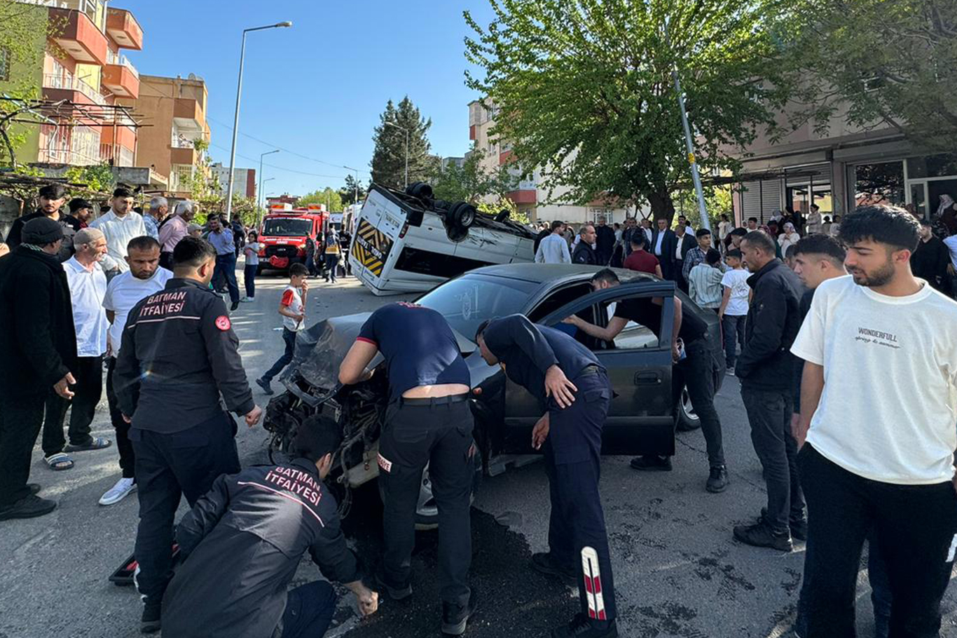 Otomobil ile minib&uuml;s &ccedil;arpıştı: 3 yaralı