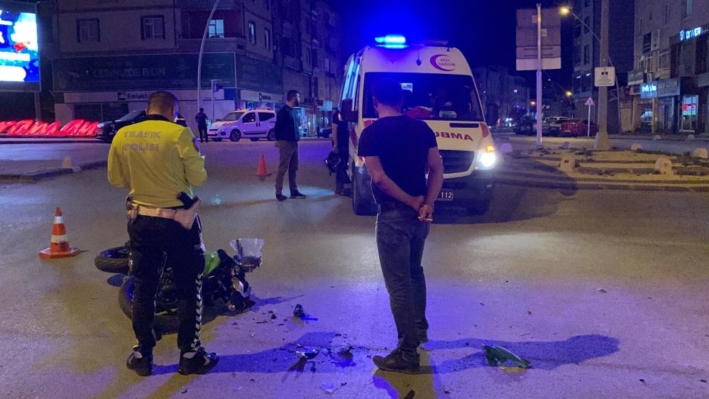 Sürat motoru ile kamyonet çarpıştı: 1 yaralı-1