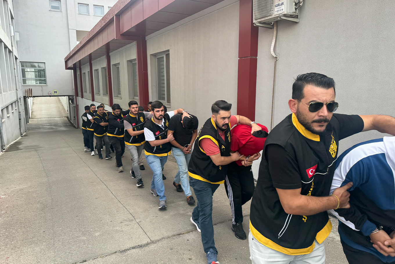 Adana merkezli dolandırıcılık operasyonunda 18 zanlı tutuklandı