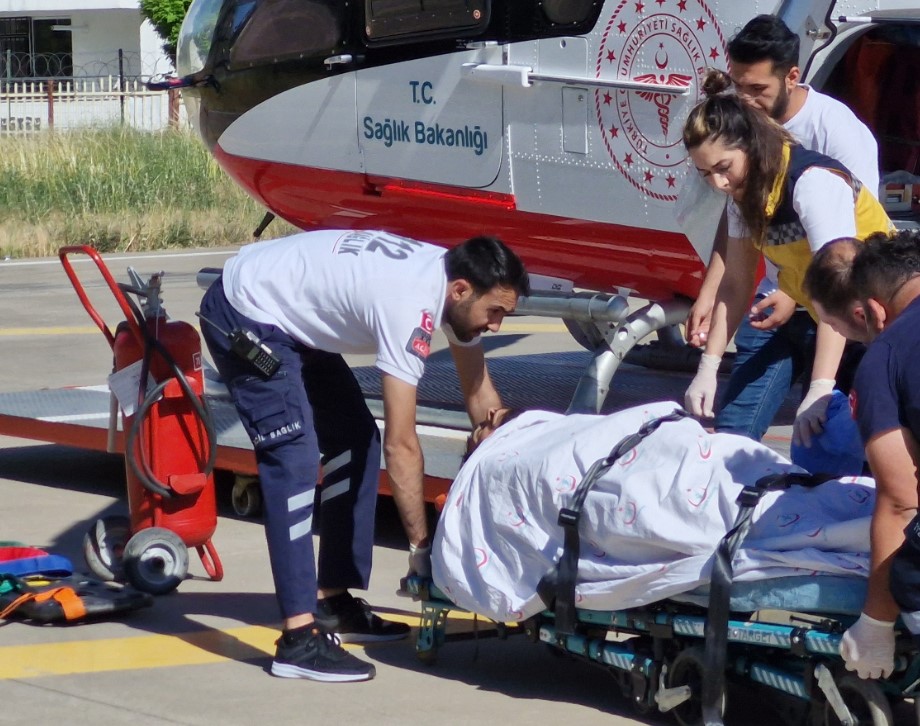 Trafik Kazası Geçiren Hasta İçin ambulans helikopter devreye girdi