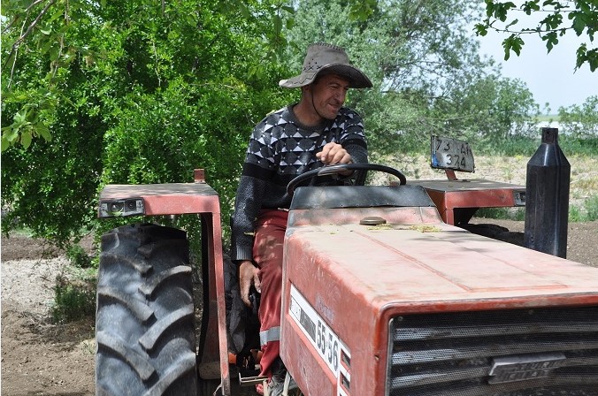 Traktörüyle geçimini sağlayan çiftçi, üç günlük işi bir saate bitiriyor