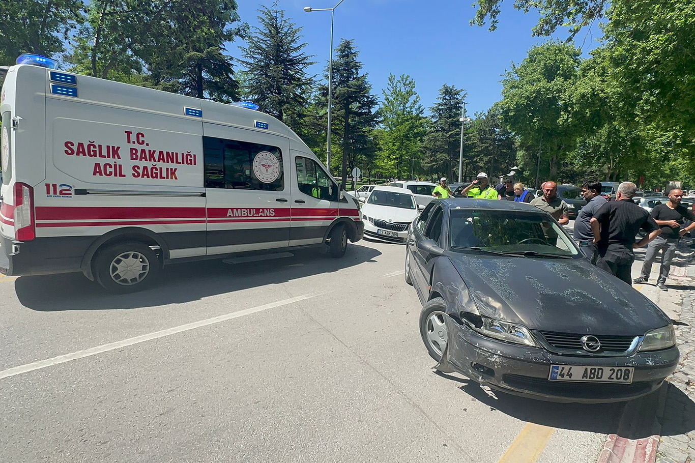 Malatya'da ara&ccedil;lar &ccedil;arpıştı: 2 yaralı