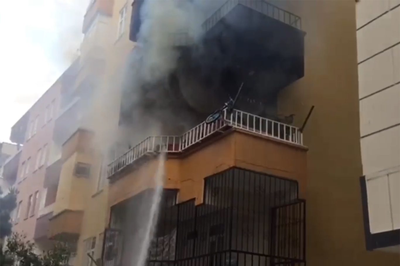 Şanlıurfa'da binada &ccedil;ıkan yangın paniğe neden oldu