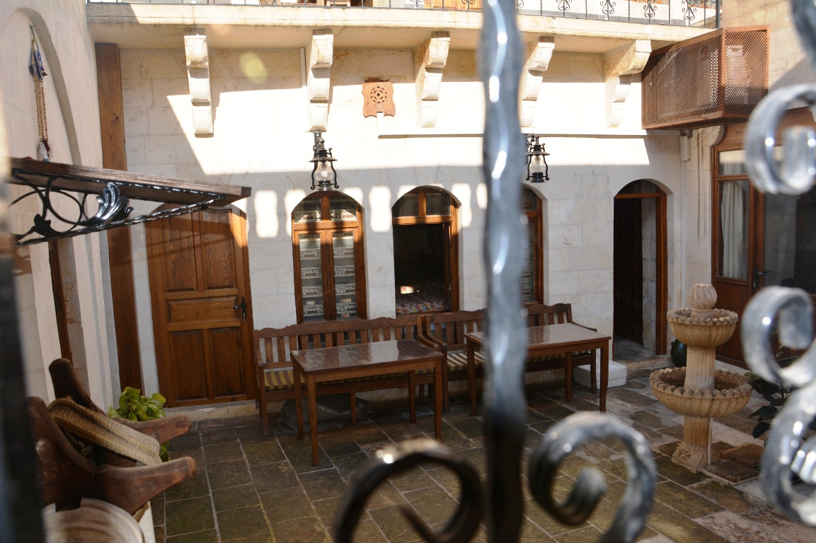 Şanlıurfa'da ezan saatlerinde konukevlerindeki yüksek müzik sesine tepki