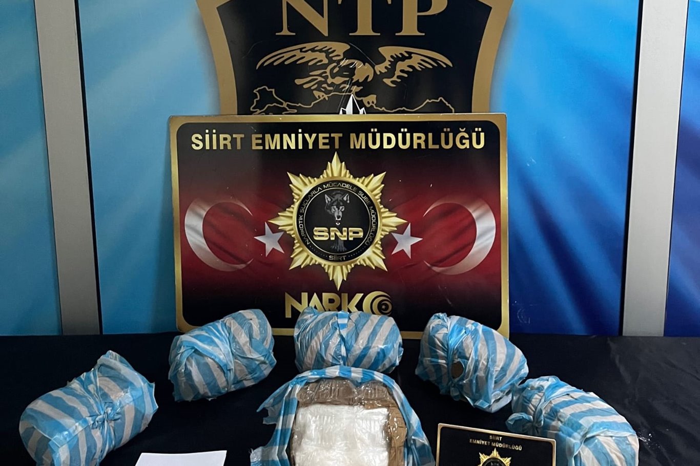 Siirt'te uyuşturucu ve ka&ccedil;ak g&ouml;&ccedil;men taşıyan tırın şof&ouml;r&uuml; tutuklandı