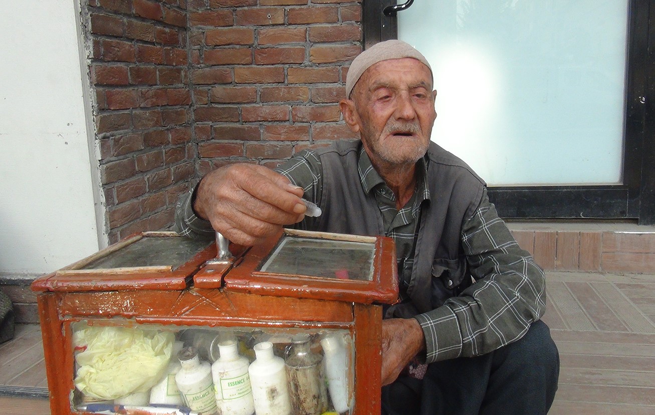 60 senedir el tezgahıyla koku satıyor