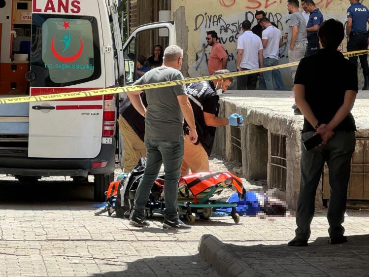 Diyarbakır'da Sokakta Yürüyen Kadın Silahla Vurularak Öldürüldü