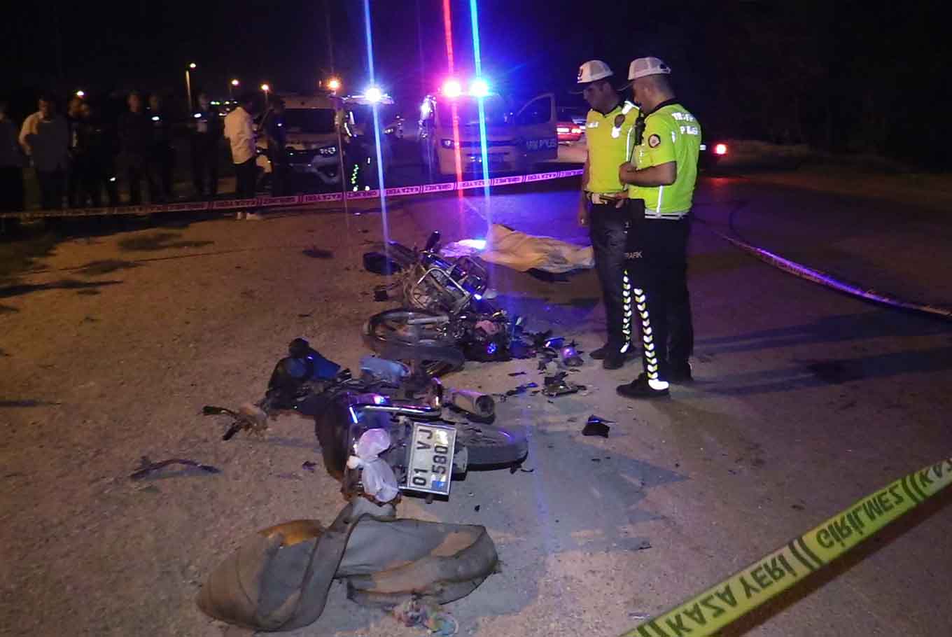 Adana'da iki motosiklet &ccedil;arpıştı: 1 &ouml;l&uuml;, 3 yaralı