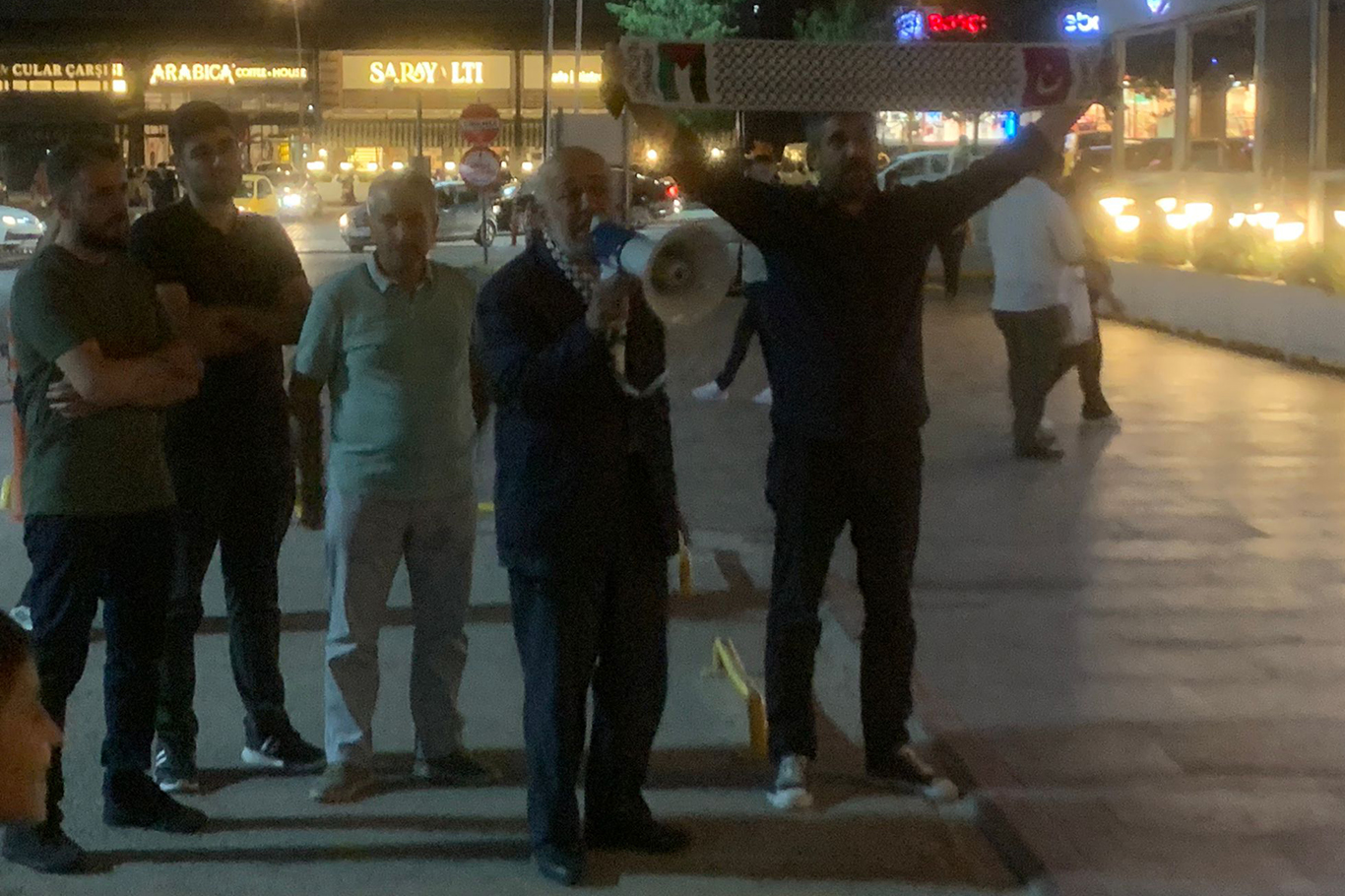 Malatya'da megafonlu protesto: "Sizler burada kahvenizi içerken Gazze'de bir nesil paramparça ediliyor!"