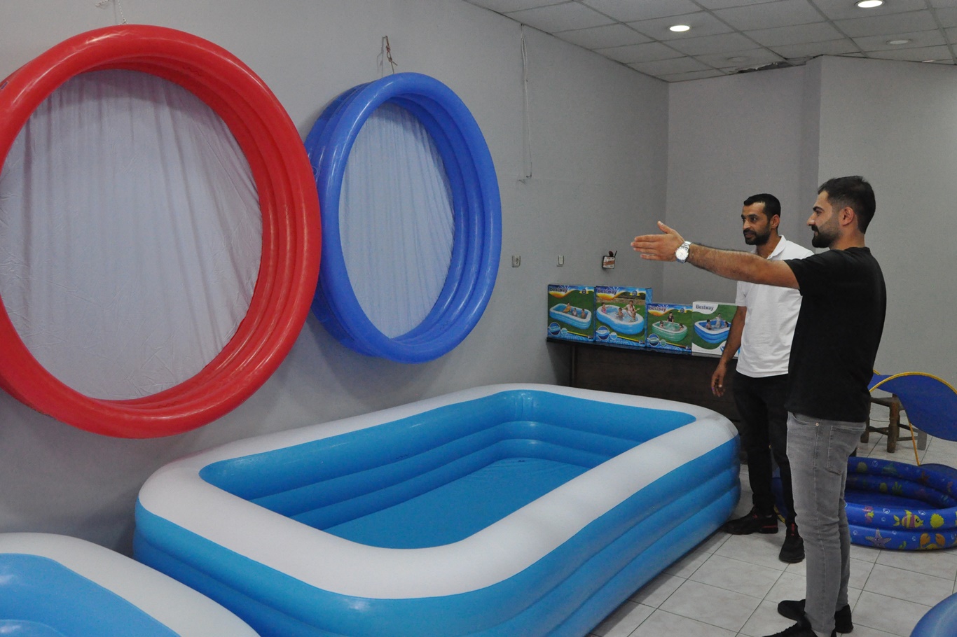 Aşırı sıcaklar şişme havuzlara talebi artırdı