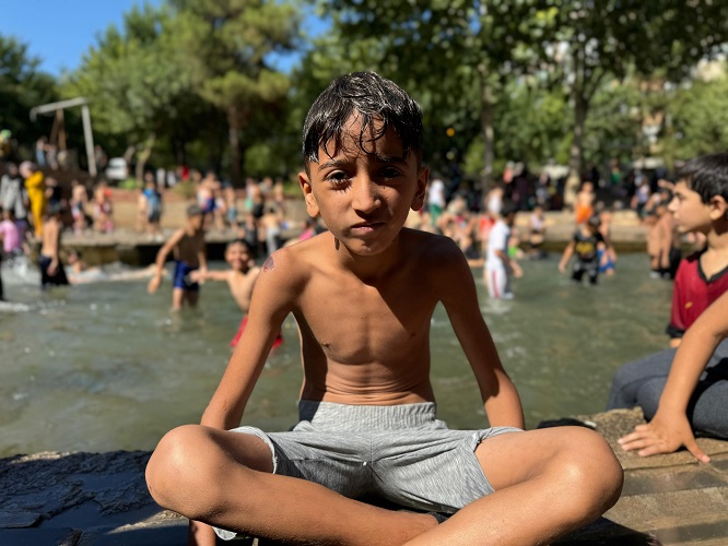 Diyarbakır’ın Küçük Fenomeni  "Abe Sıcaktır" Sözüyle Gündem Oldu