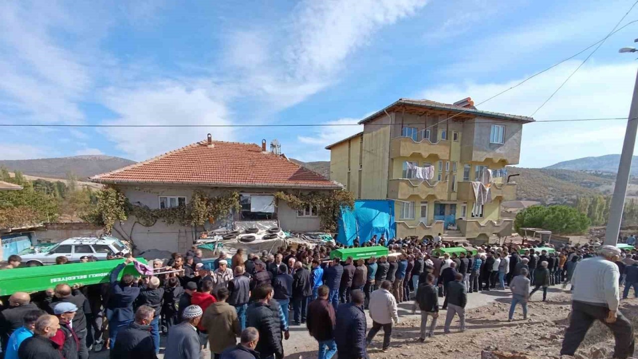 Aynı köyden 5 cenaze çıktı