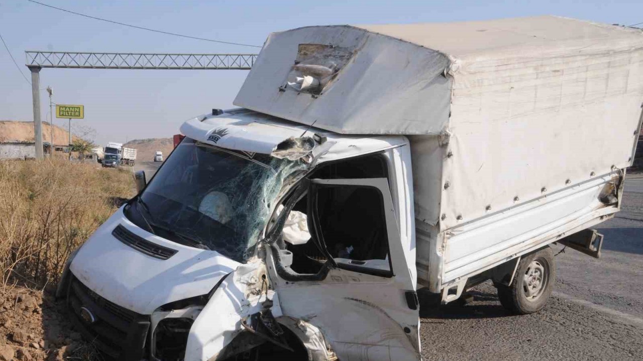 Tır ile kamyonetin çarpıştığı kazada 4 kişi yaralandı