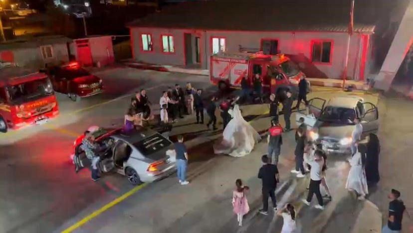 Diyarbakır'da düğün coşkusu itfaiye istasyonuna taşındı