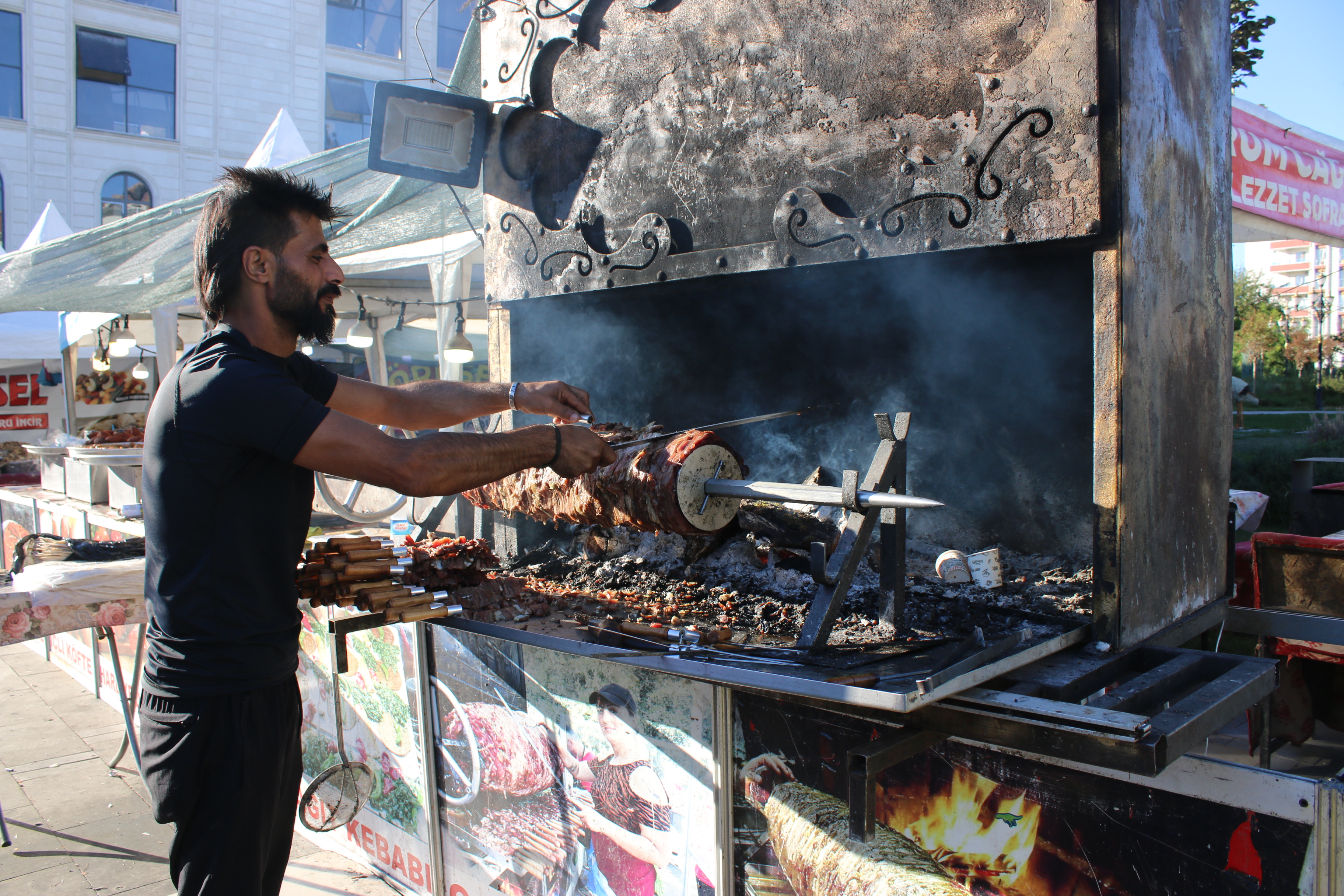 Erzurum'un tescilli cağ kebabı Diyarbakır'da!