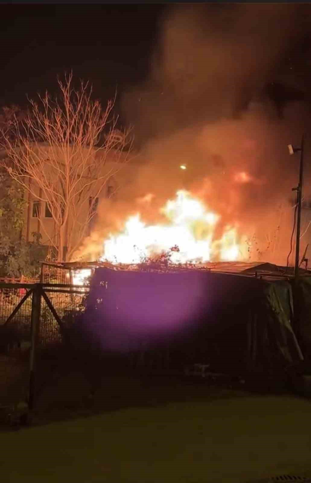 Bursa’da alevlerin sardığı depo küle döndü