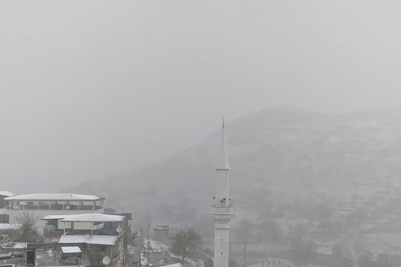 Batman'ın köylerine mevsimin ilk karı köylüleri sevindirdi