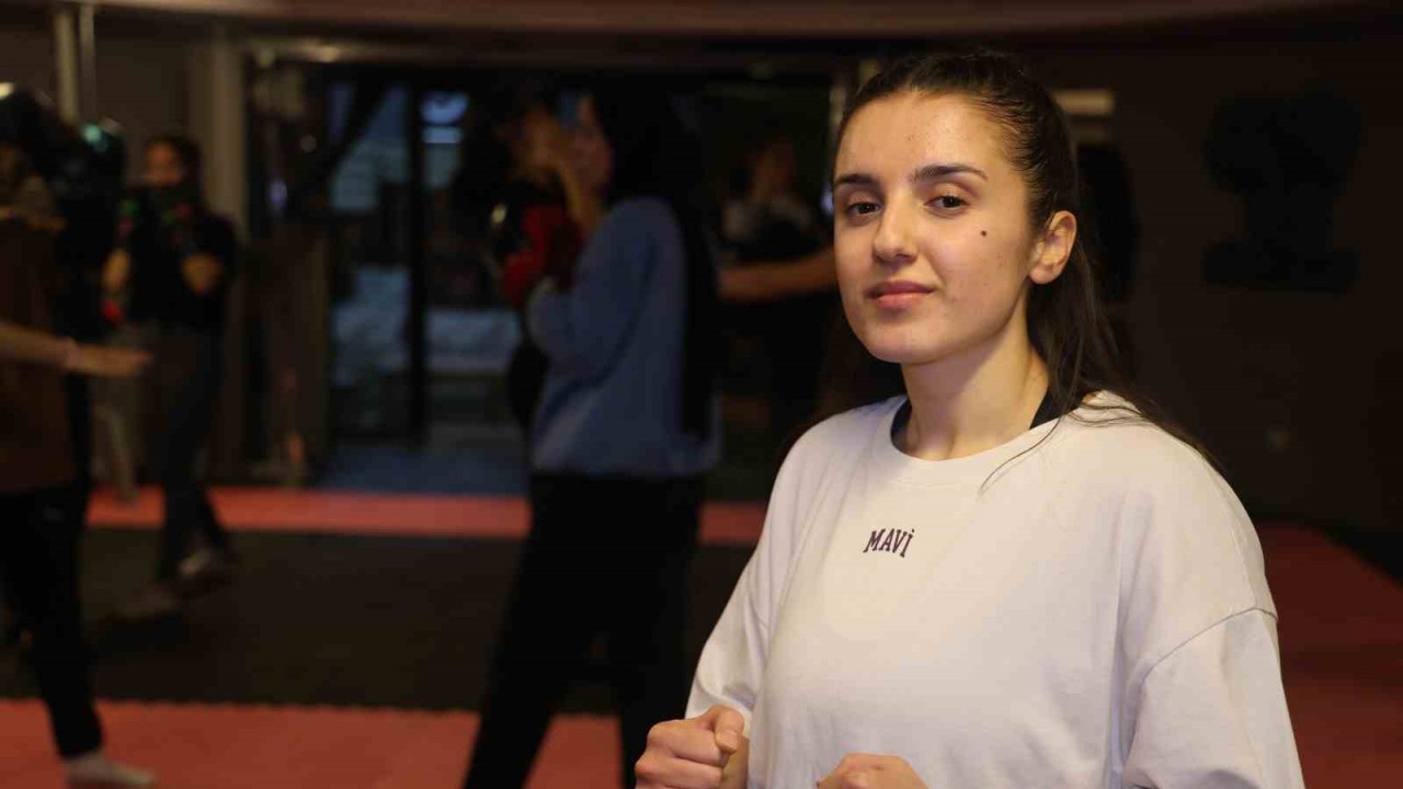 Futboldan geçiş yaptığı boksta 23 yaşında antrenör oldu