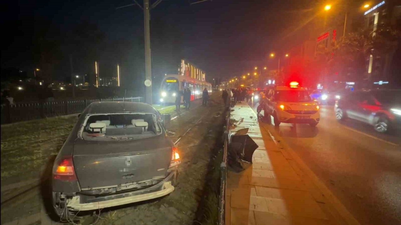 Samsun’da çarpışan iki otomobilden biri tramvay yoluna daldı: 1 yaralı