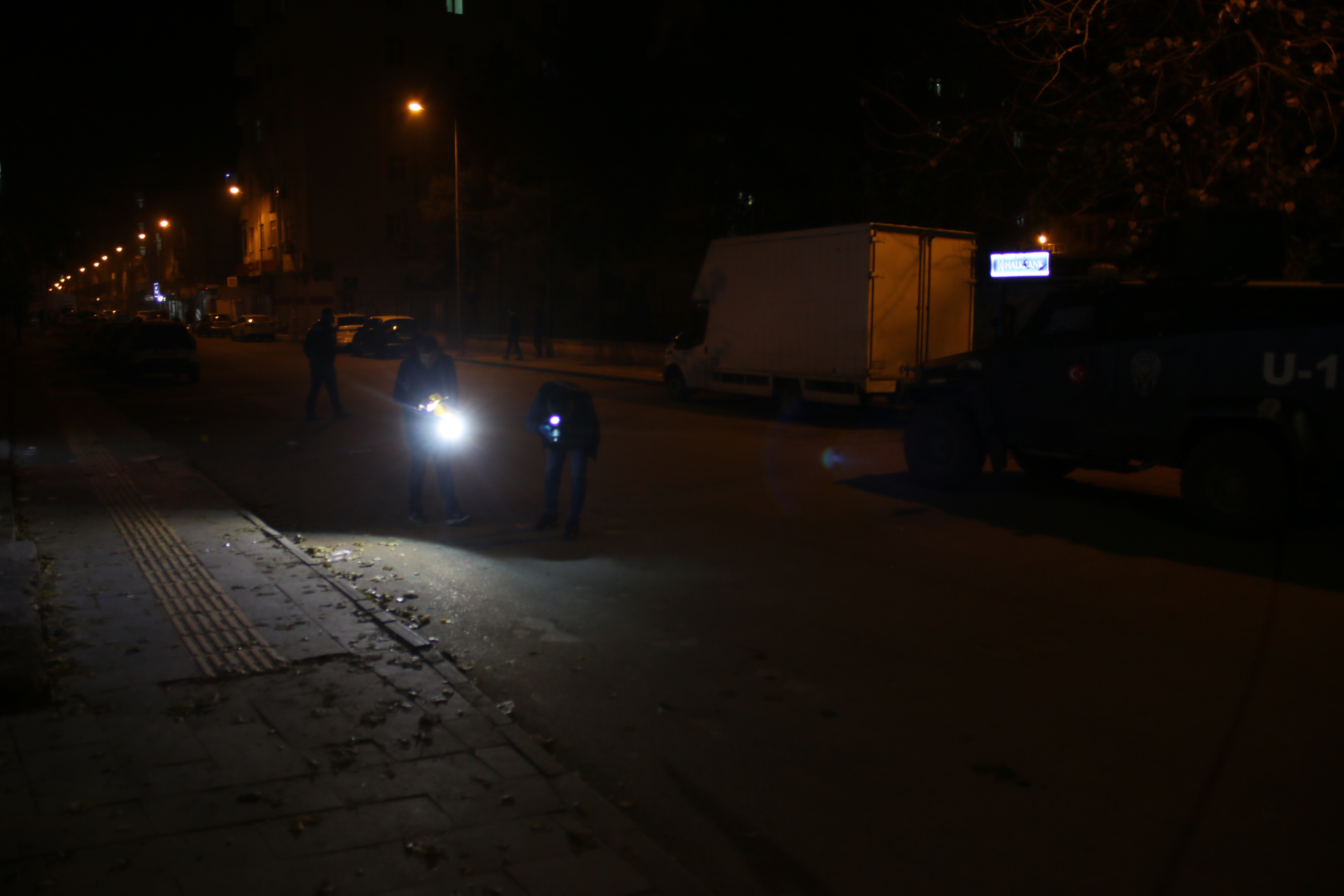 Diyarbakır Bismil'de Silahlı Saldırı Banka Atm'si Ve Iş Yeri Zarar Gördü (1)