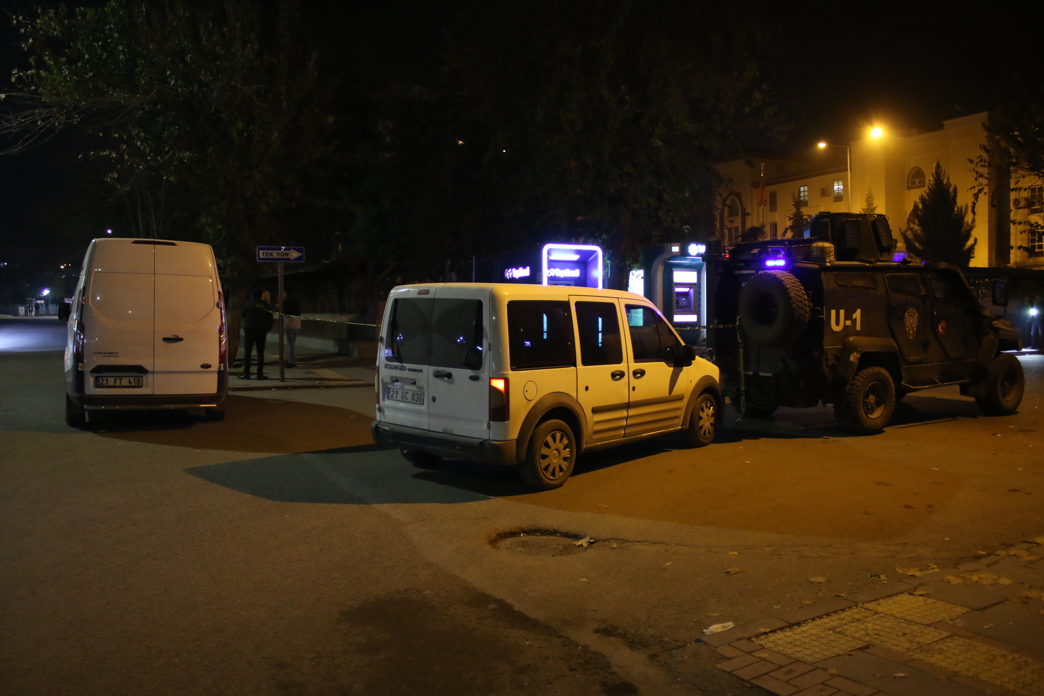 Diyarbakır Bismil'de Silahlı Saldırı Banka Atm'si Ve Iş Yeri Zarar Gördü (5)