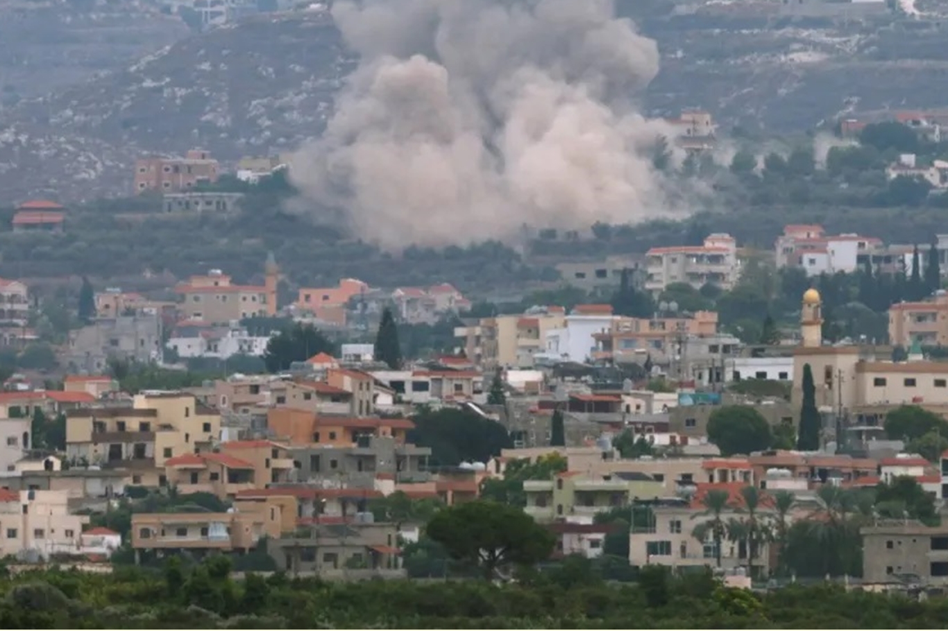 İşgal ordusunun Güney Lübnan'daki hava saldırısında 3 kişi hayatını kaybetti