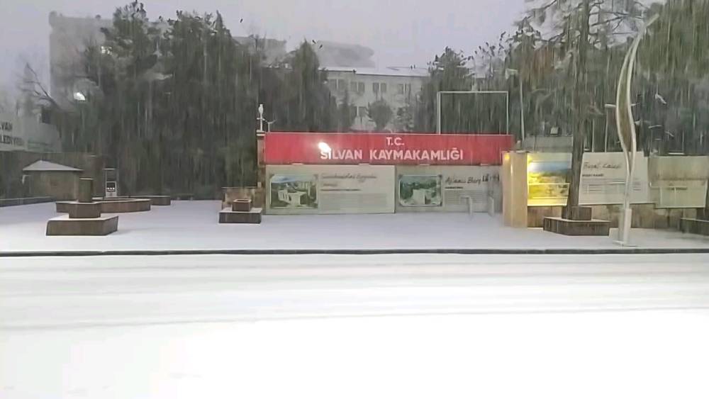 Diyarbakır'ın ilçeleri beyaz örtüyle kaplandı (Videolu)