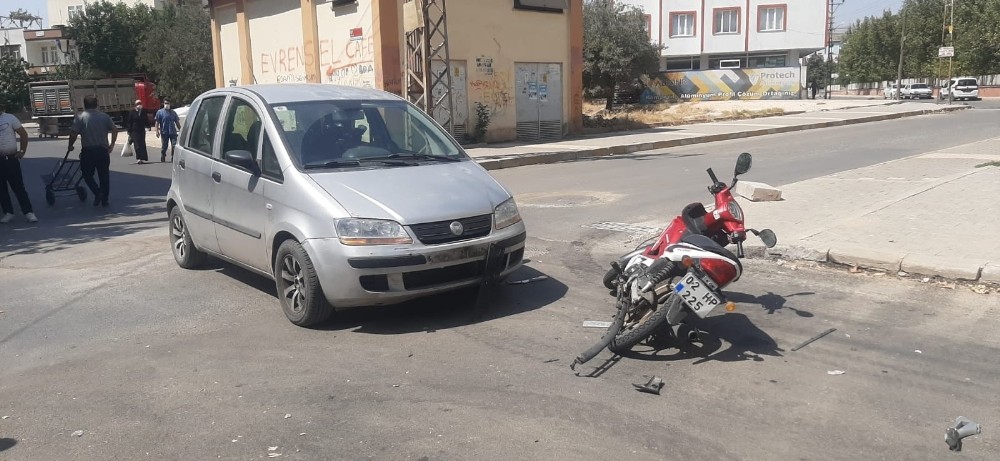 Motosiklet ile otomobil çarpıştı: 1 yaralı