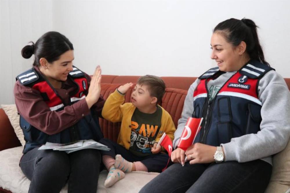 Bingöl Jandarması'ndan özel günde özel ziyaret