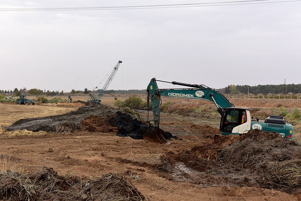 Kötü koku yayan kanalda temizlik başladı