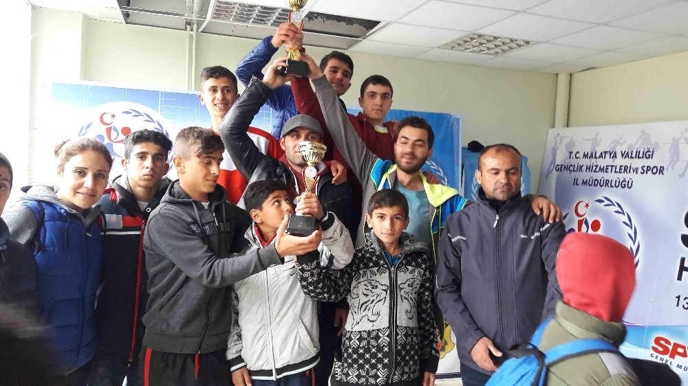 Kulplu öğrenciler sporda başarıya doymuyor