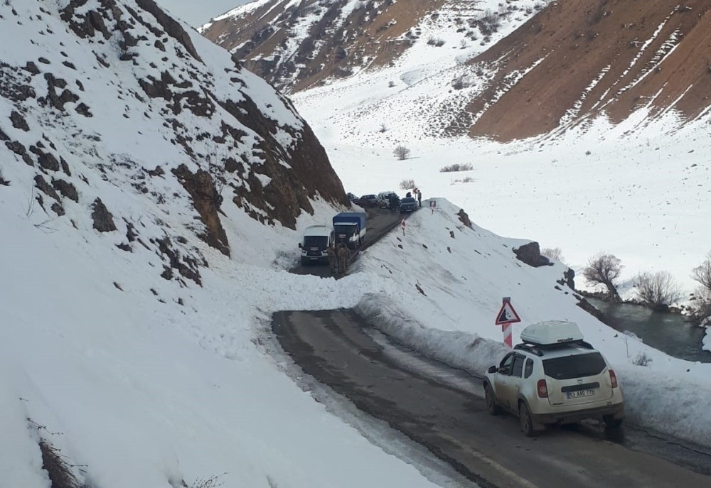 Bingöl’de çığ düştü, yol kısa süreli kapandı