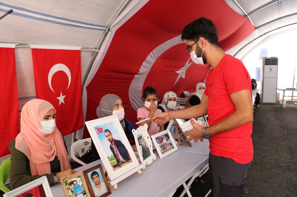 İHA ve TGRT’nin HDP önündeki anneler için hazırladığı belgeselin kopyası ailelere dağıtıldı