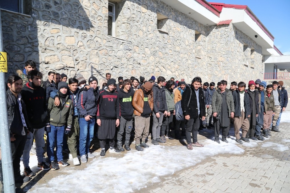 Başkale’de 73 düzensiz göçmen yakalandı