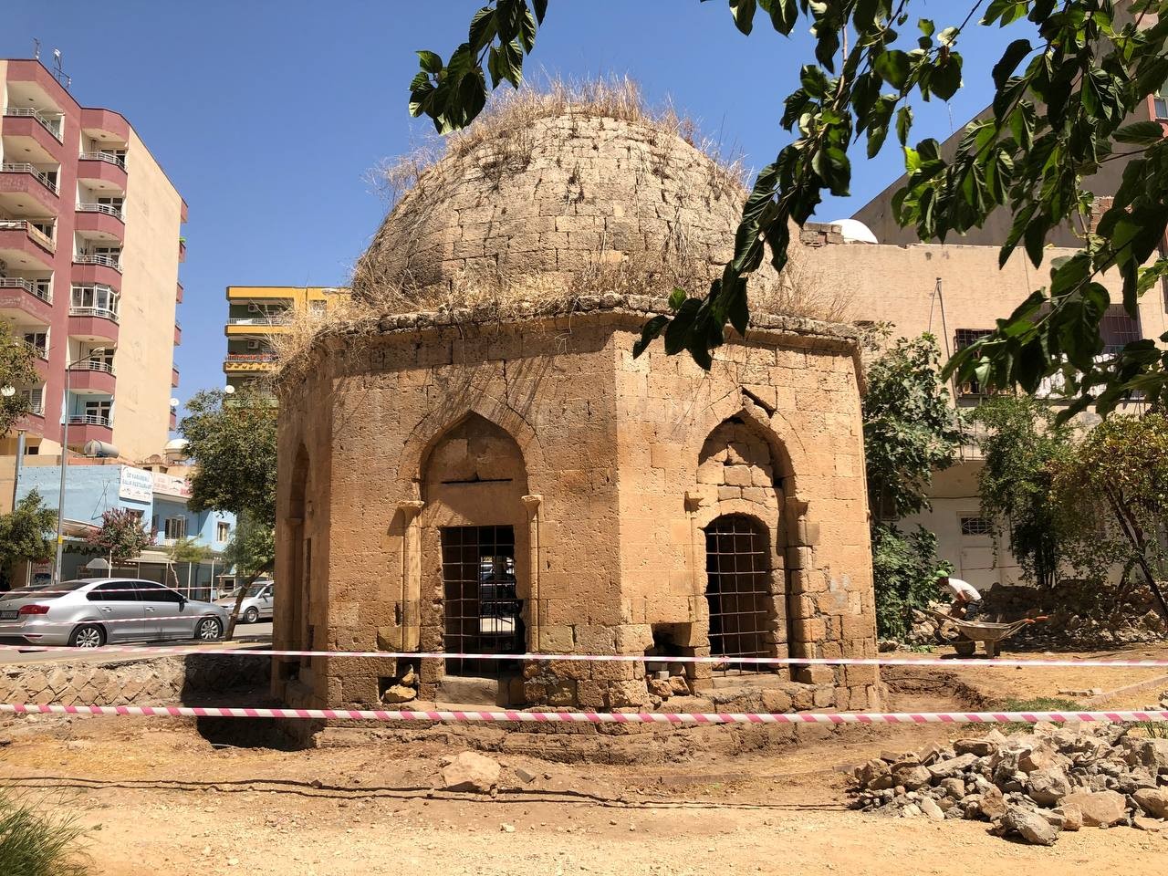 Artuklular d&ouml;neminden kalan tarihi k&uuml;mbetin restorasyonu sırasında 3 mezar bulundu