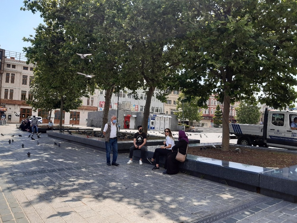 Kısıtlamanın kalkması ile vatandaşlar sokaklara çıktı