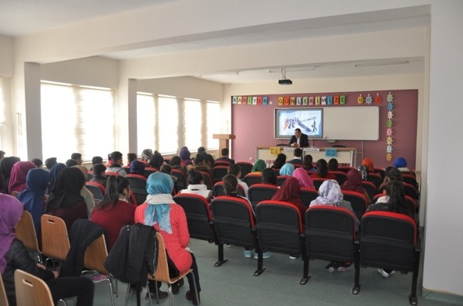 Kariyer günleri programında kaymakamlık mesleğini anlattı