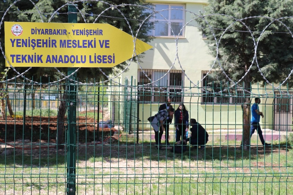 Okula silahla gelen öğrenci dehşet saçtı