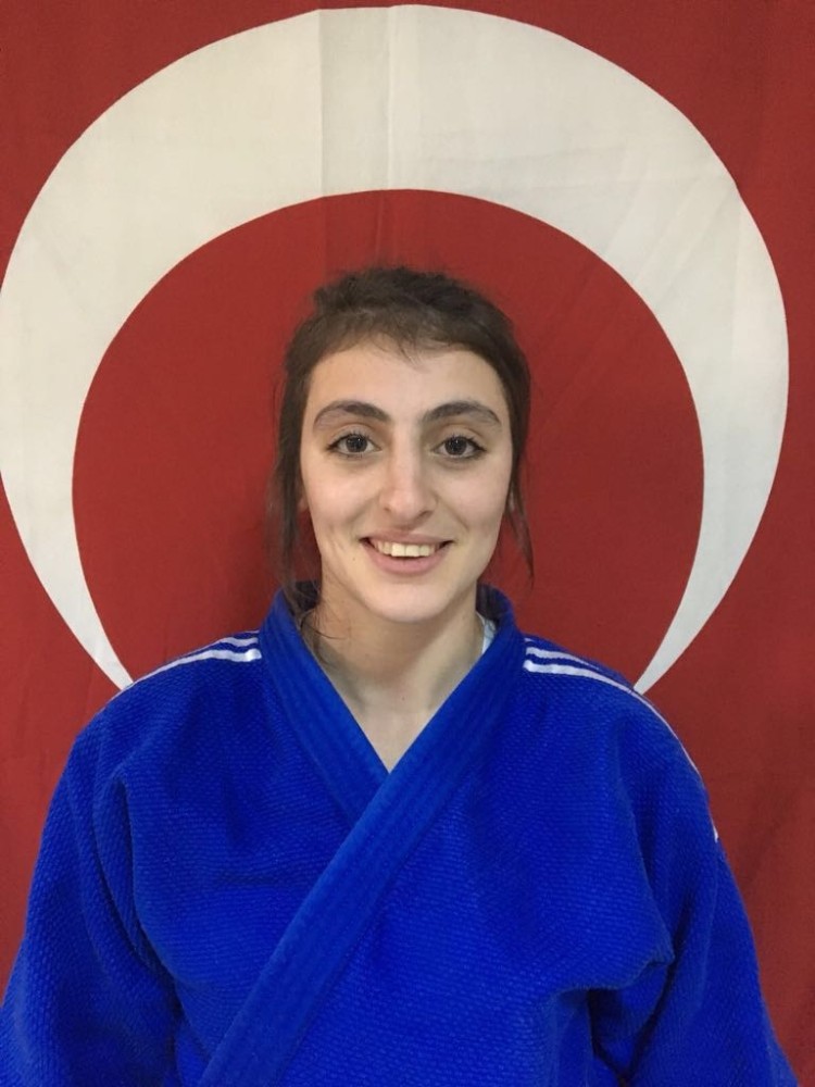 Belediyenin sporcuları milli formayla mindere çıkıyor