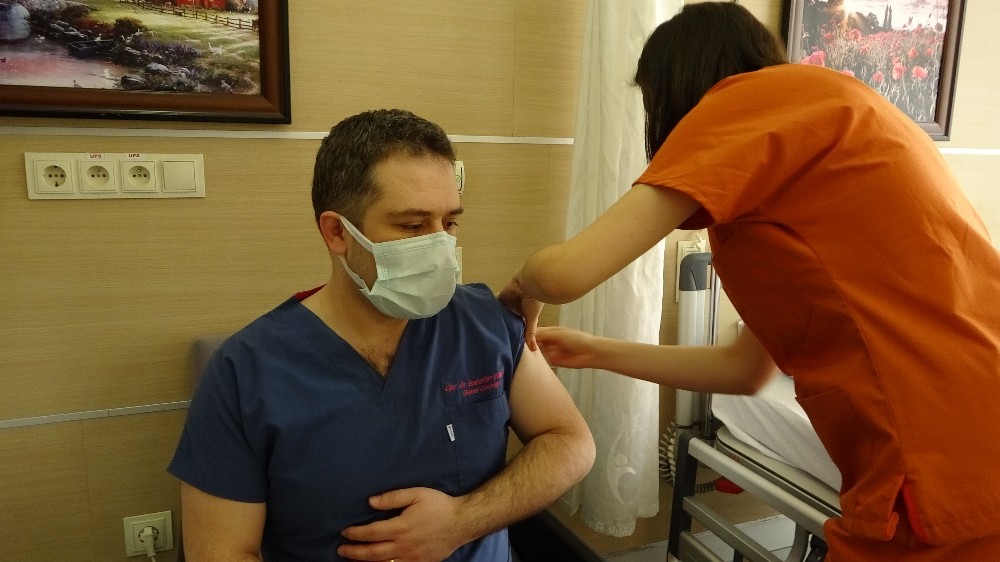 Muş’ta sağlık çalışanlarına ikinci doz korona virüs aşısı uygulanıyor